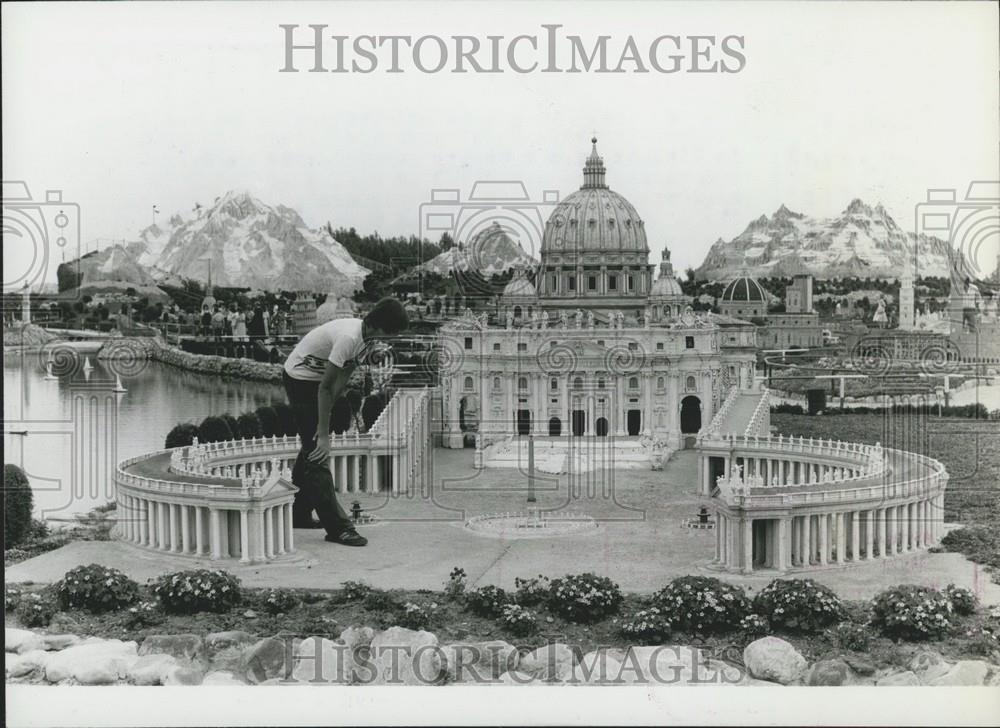 Press Photo foots from the Alps to Sizilia - Historic Images