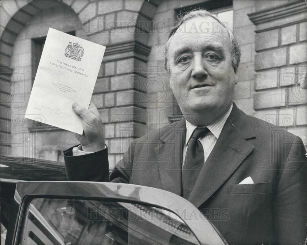 1973 Press Photo Whitelaw Northern Ireland Secretary Holding Ulster White Paper - Historic Images