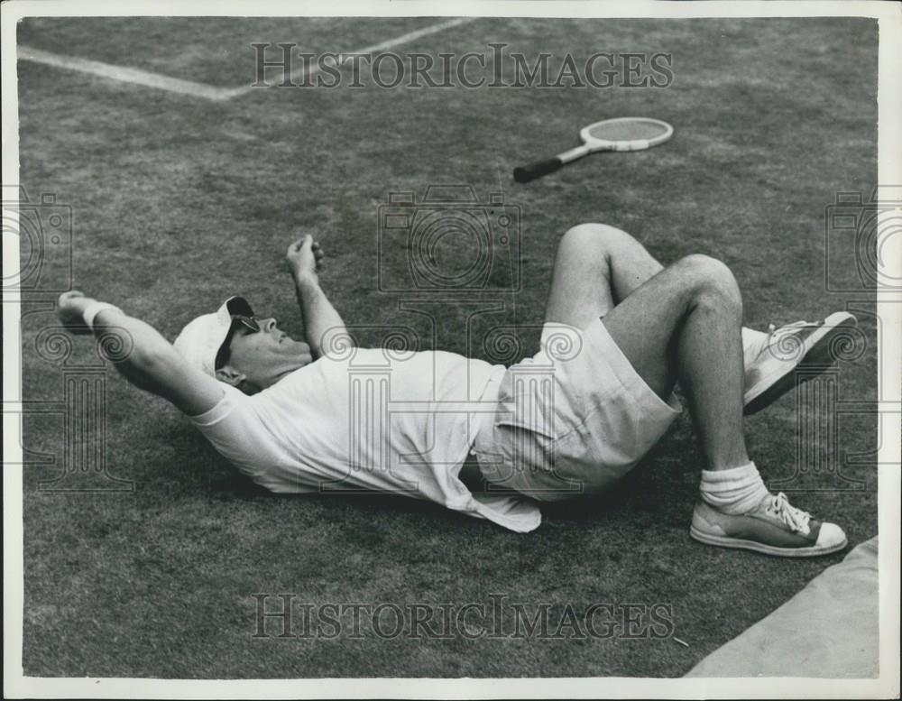 1959 Press Photo American Law Student Jack Grigry Falls While Playing Tennis - Historic Images