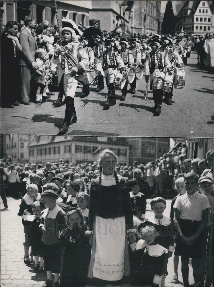 1953 Press Photo Celebrating Deliverance Of Dinkelabuehl Central Franconia - Historic Images