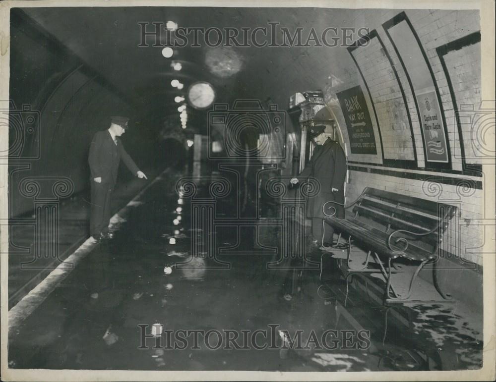 1952 Press Photo The Waterloo line section at Bank Station flooded by watermain - Historic Images