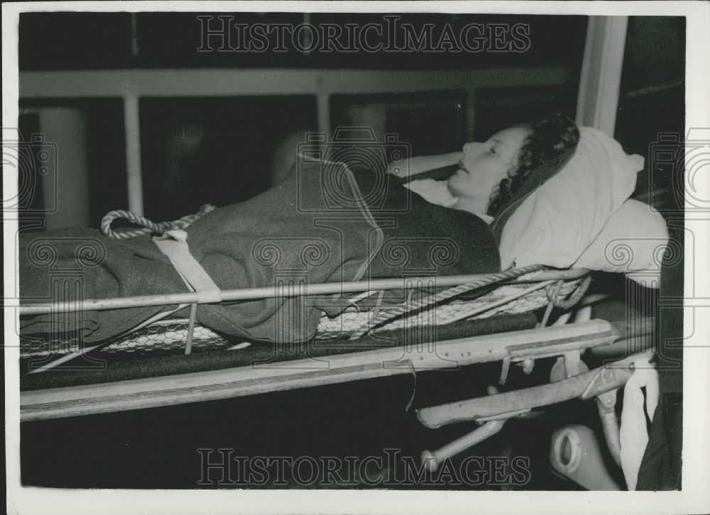 1955 Press Photo Mrs. Pepper being rushed to hospital - Historic Images