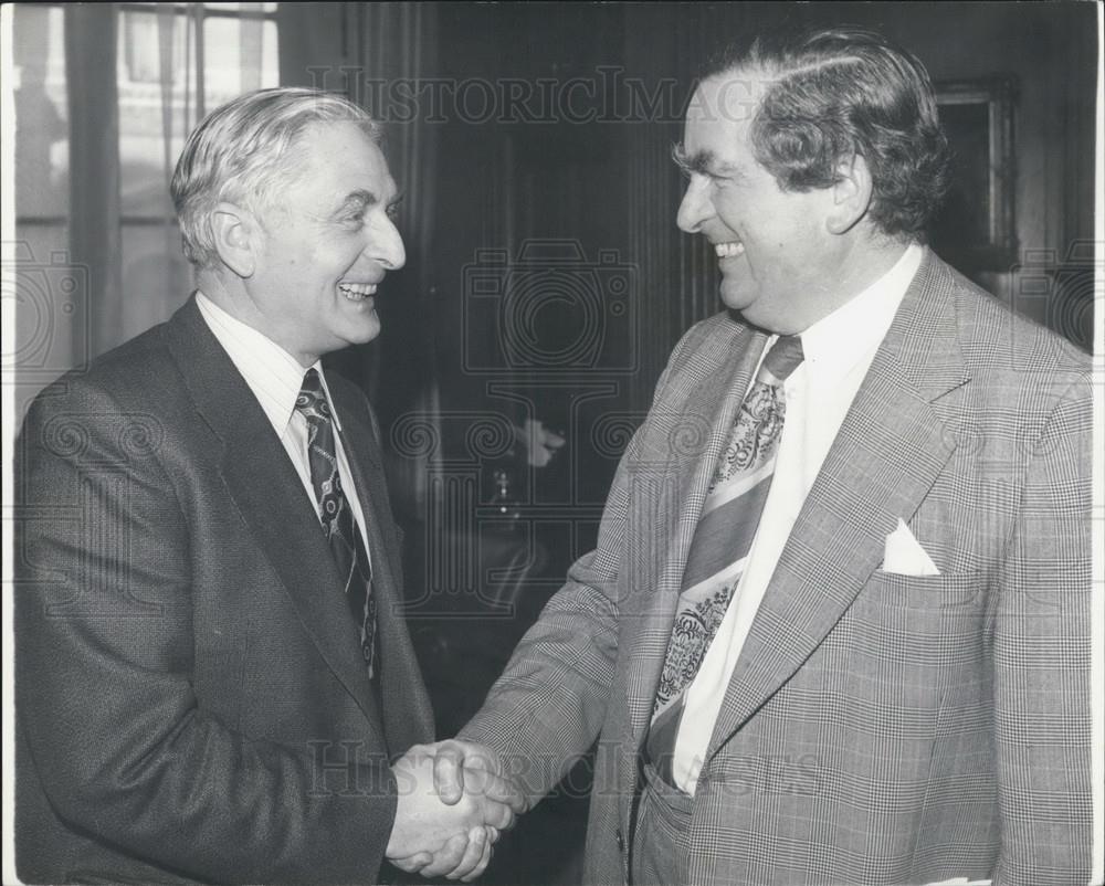 1977 Press Photo Brugger Swiss Finance Minster Chancellor Denis Healey - Historic Images