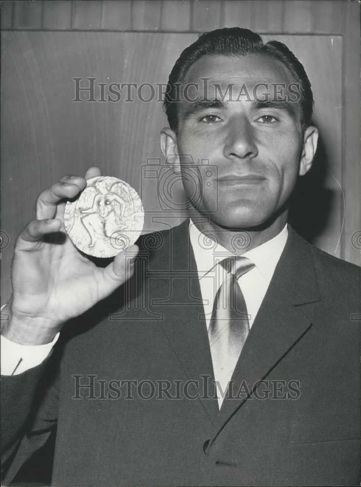 1968 Press Photo Hungarian Tennis Champion Istyan Gulya Given Fair Play Award - Historic Images