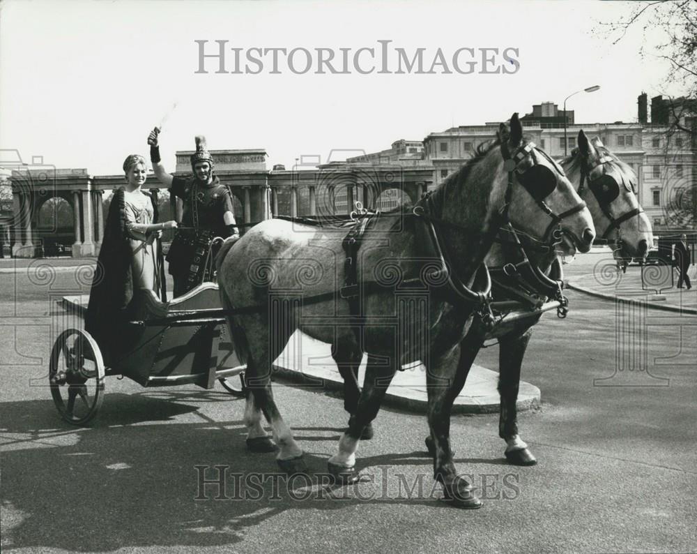 1969 Press Photo Roman Chariot Anne Buckhurst Michael Wellings Italy Air Race - Historic Images