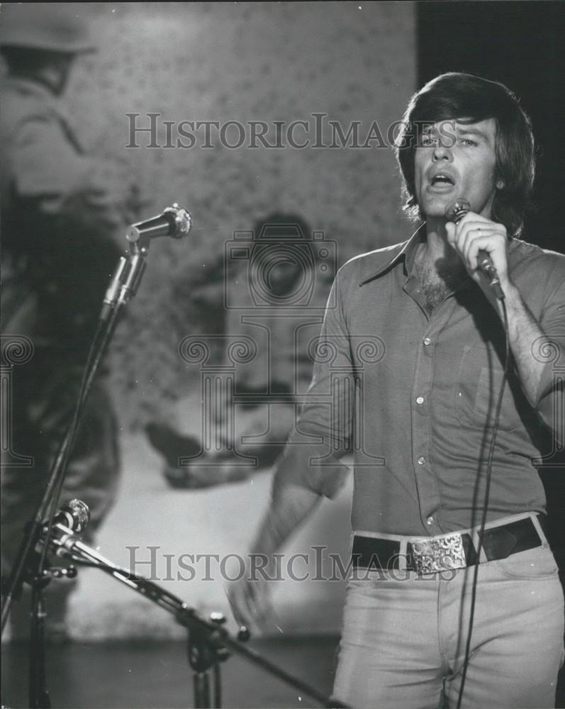 1975 Press Photo Dean Reed Singer Peace Campaigner Budapest Technical University - Historic Images