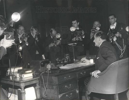 1964 Press Photo Mr. P. Gordon Walker poses for pictures at the Foreign Office - Historic Images