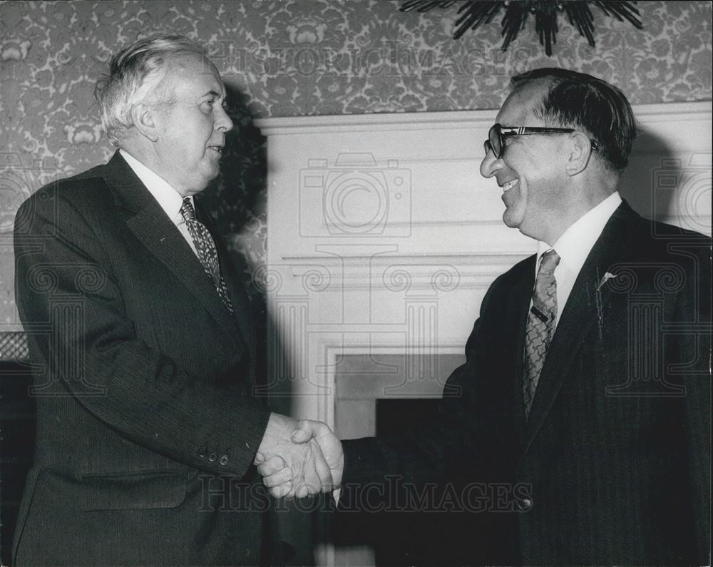 1974 Press Photo Maltese Prime MinisterDom, Mintoff & Mr. Harold Wilson. - Historic Images
