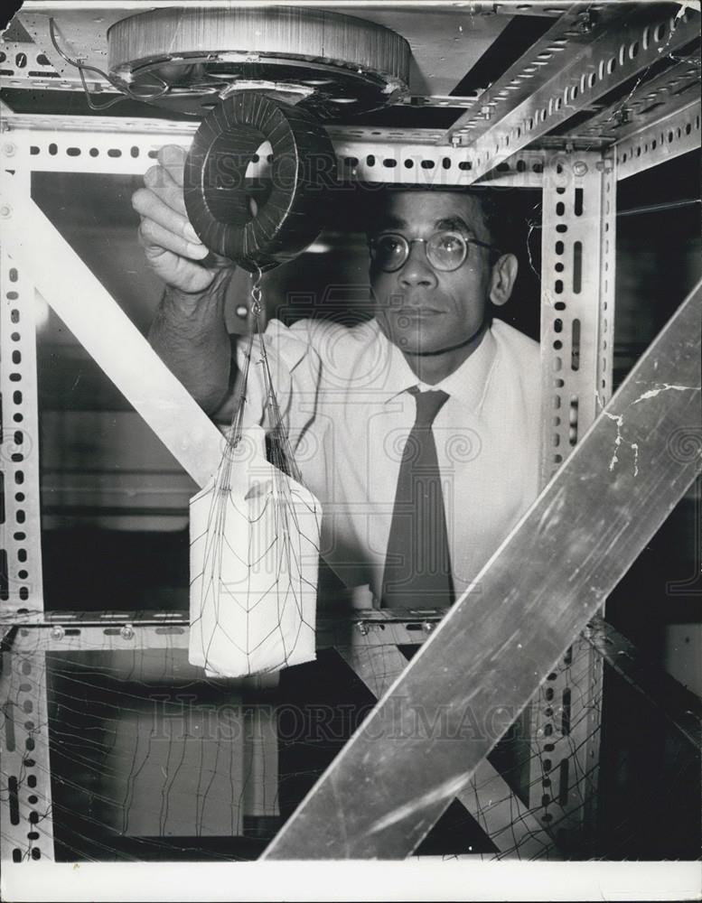 Press Photo Man Weighing Something - Historic Images