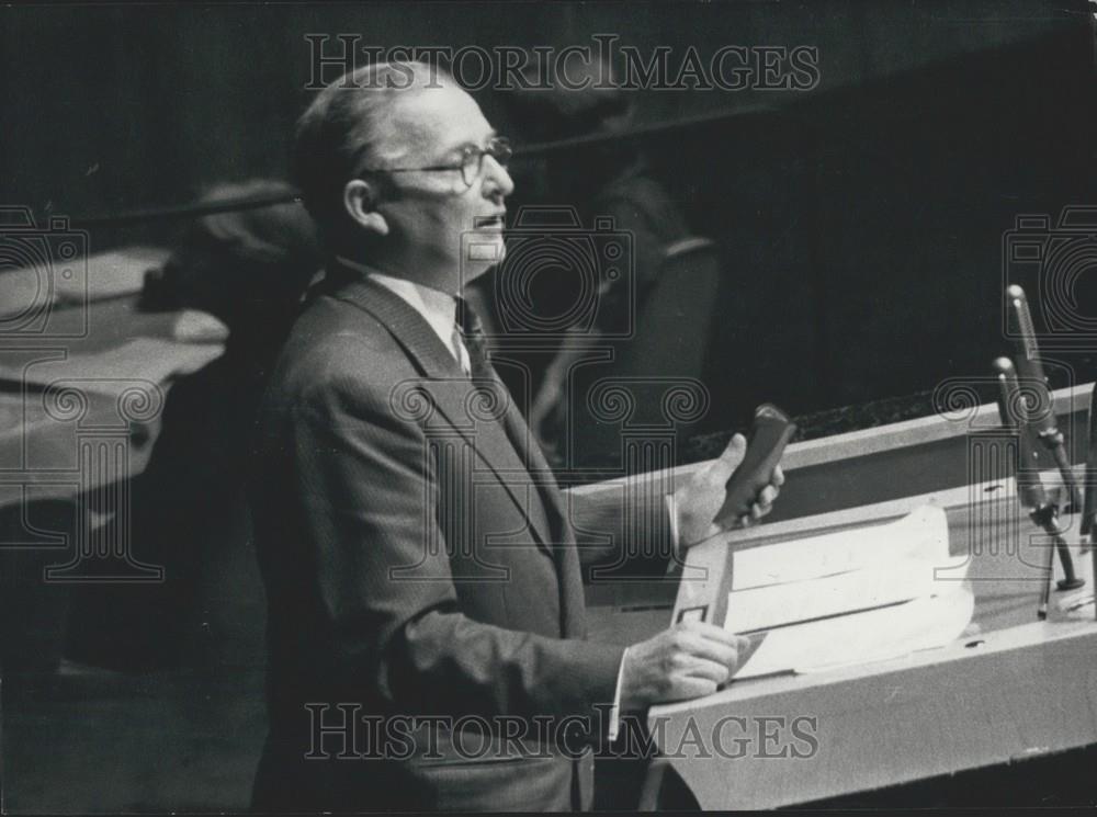 1957 Press Photo British Delegate Selwyn Lloyd Opening UN General Assembly - Historic Images