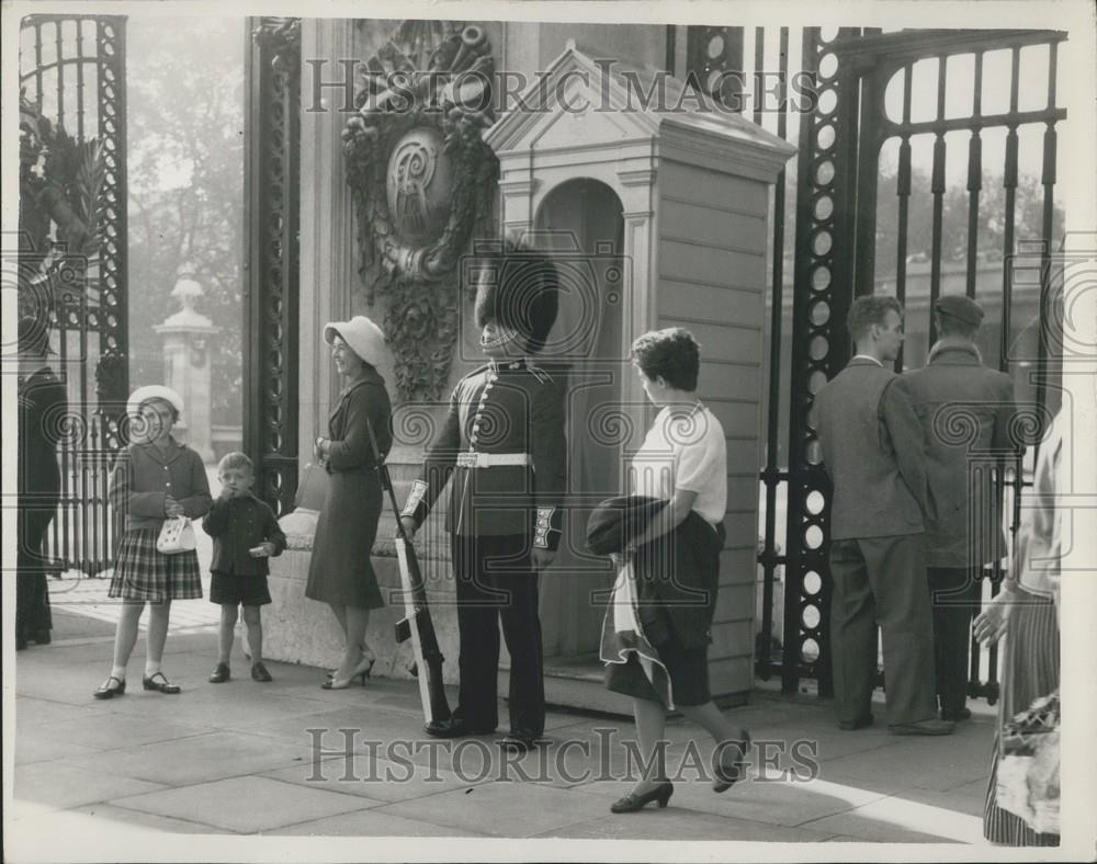 1959 Press Photo Guard On Duty Last Day Outside Railings Palace - Historic Images