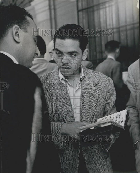 Press Photo Madrid Stamp Market Spain Collector Merchant Plaza Majore Stamps - Historic Images