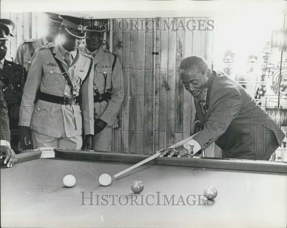 Press Photo President Kenyatta of Kenya Plays Snooker - Historic Images