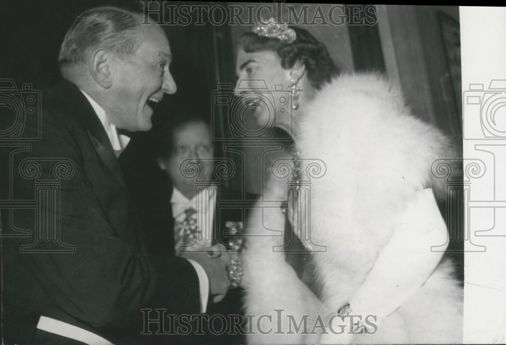 1955 Press Photo Paris Queen Ingrid being greeted by president - Historic Images