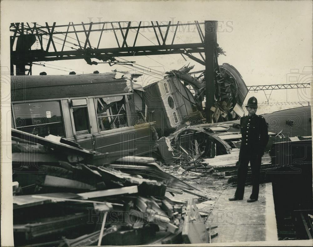 1953 Press Photo Rail Crash at Bethnal Green - Historic Images