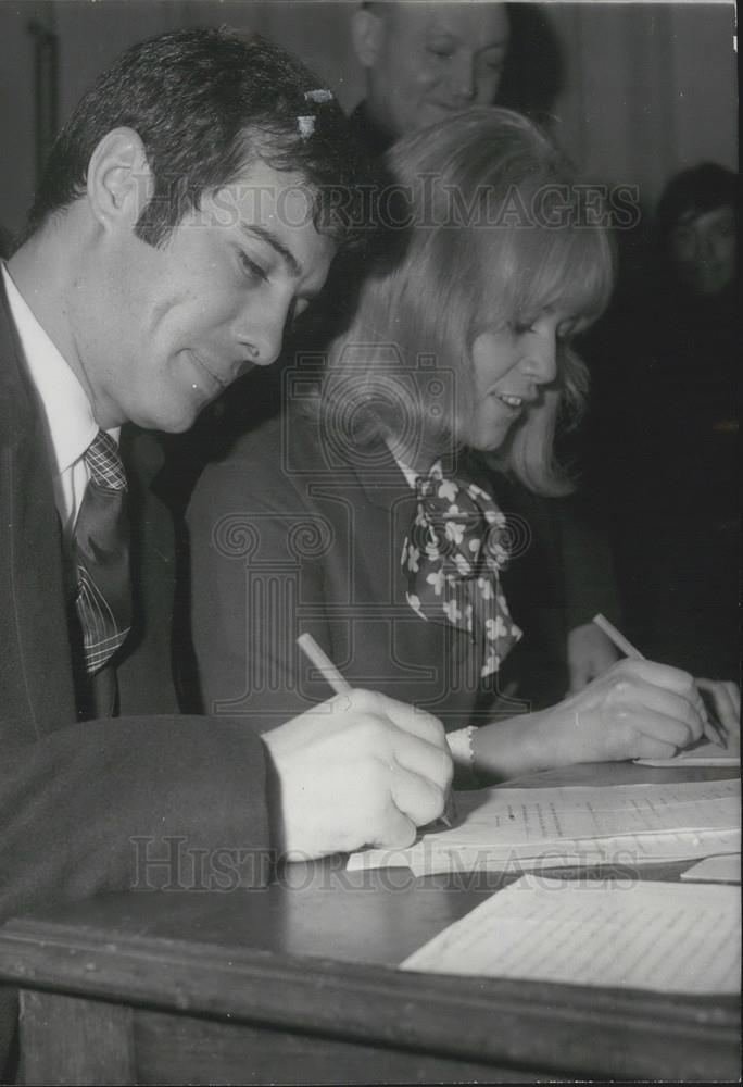 1955 Press Photo Guy Bedos Actor Comedian Married Sophie Daumier Actress - Historic Images