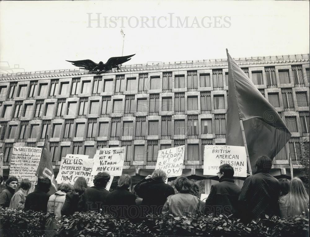 1969 Press Photo Anti-Vietnam war demonstration in Grosvenor Square - Historic Images