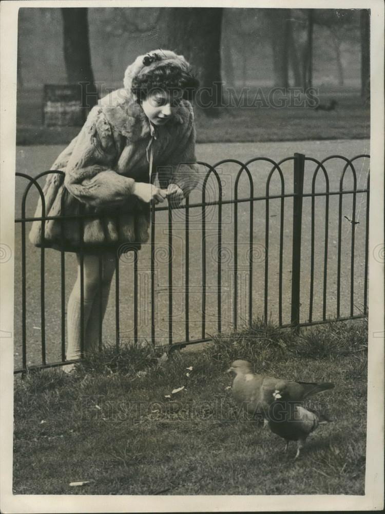 1963 Press Photo Italy&#39;s Latest Child Prodigy In London Feeds the Bird - Historic Images