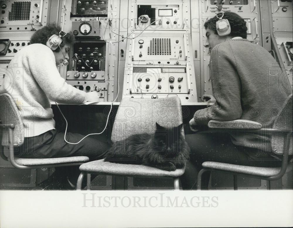 Press Photo Mike Froud &amp; Roger Higgins At Work In The Spacecraft Test Laboratory - Historic Images