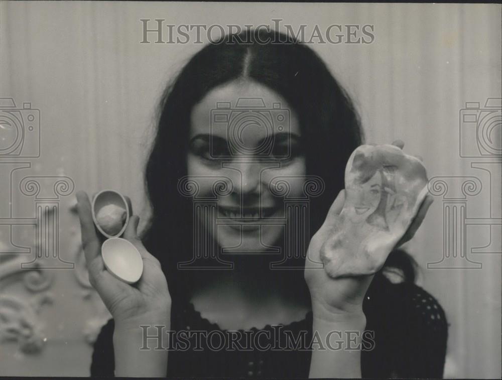 1966 Press Photo Silly Putty comes to Paris - Historic Images