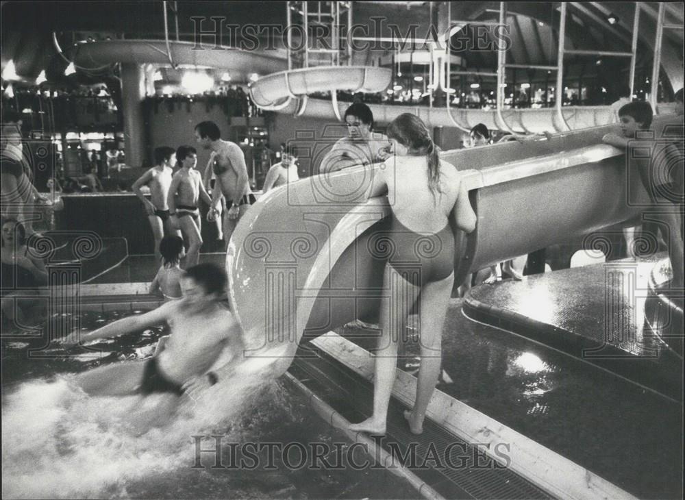 1984 Press Photo The water chute at the Laguna Swimming Center in Weil am Rhein - Historic Images