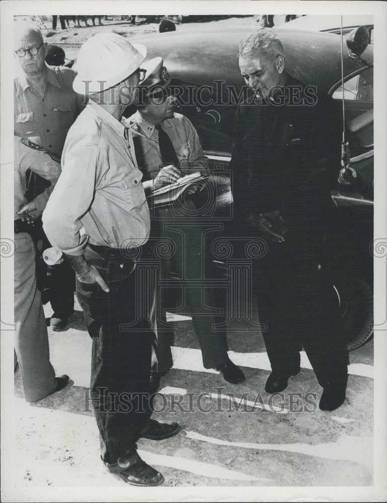 1952 Press Photo Joseph Markey & Lt. James F. Day,at Ca Earthquake area - Historic Images