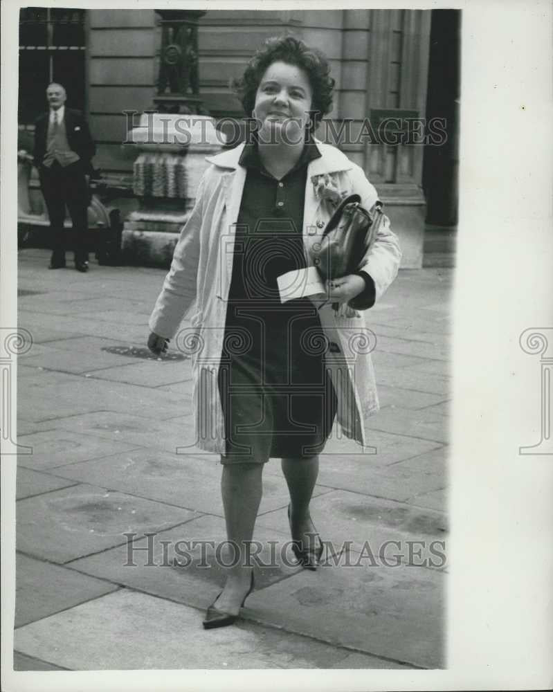 1961 Press Photo Mrs. Middleton after her court case in London today - Historic Images