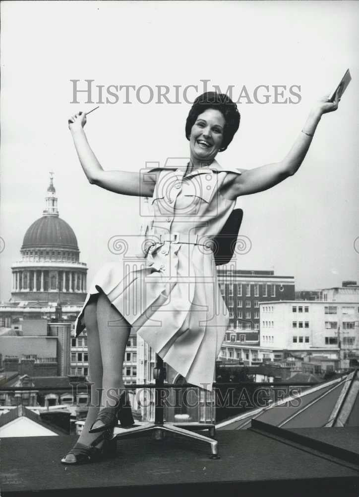 1973 Press Photo Jane Morrison Secretary to the Personnel Manager at Fort Dunlop - Historic Images