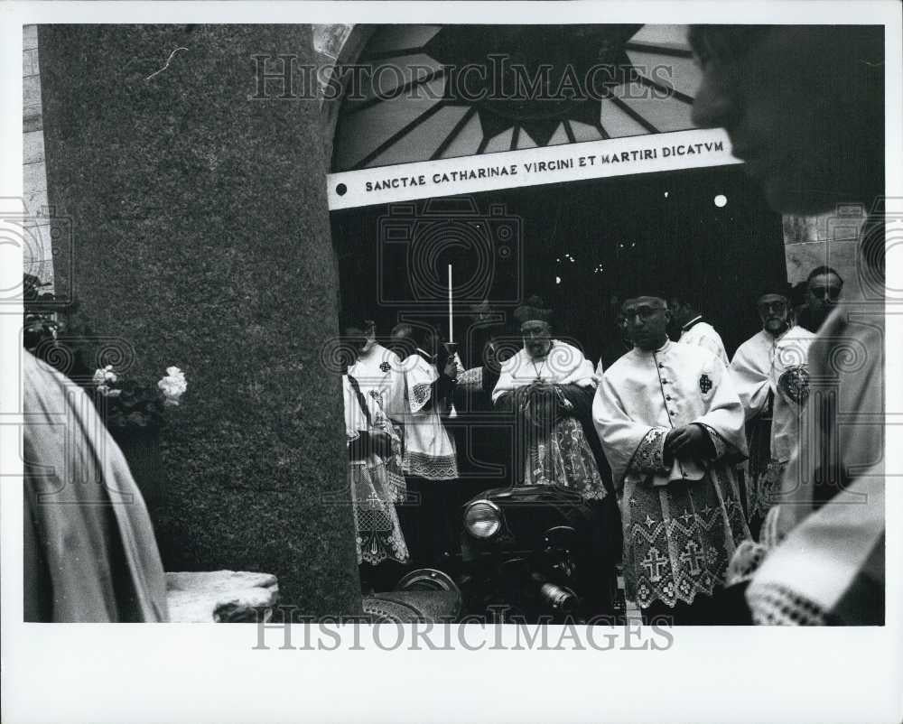 1967 Press Photo Latin Patriarch Gori leaves Church of nativity - Historic Images