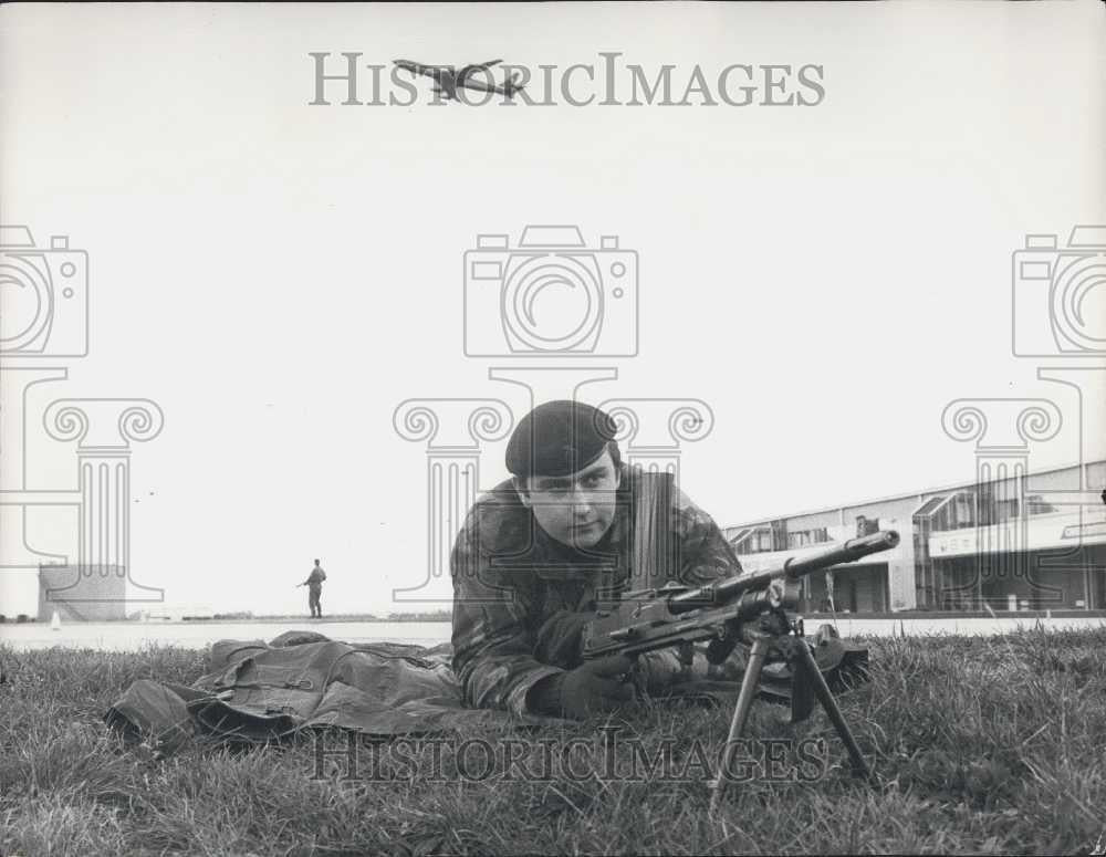 1974 Press Photo Security Operation at Heathrow Airport - Historic Images