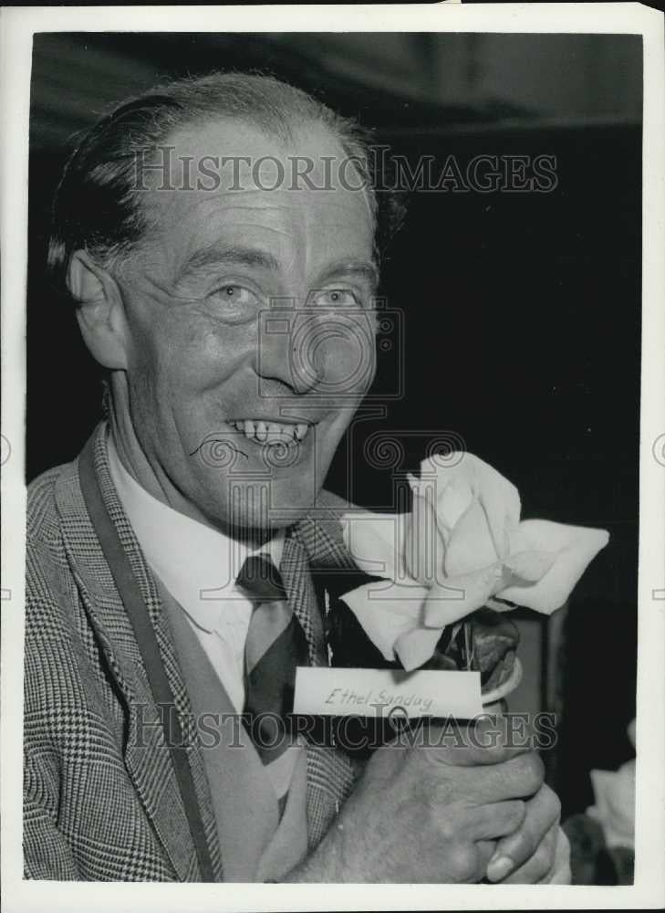 1956 Press Photo National Rose Society Best Amateur Exhibit Horticultural Hall - Historic Images