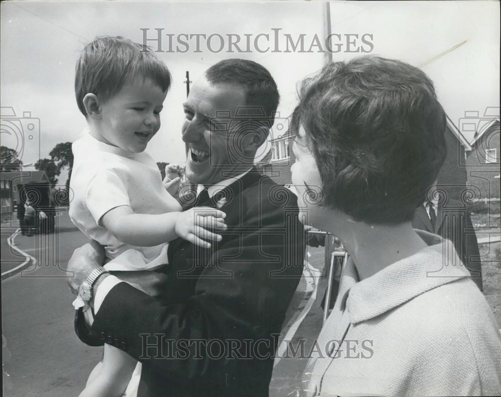 1963 Press Photo Reporter Brendan Mulholland, Daily Mail, Wife Ann, Daughter - Historic Images