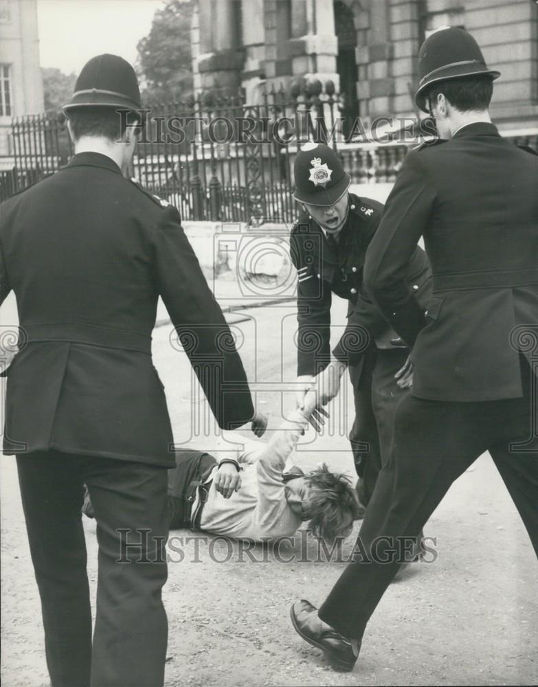 Press Photo Police Struggle With Hippy Squatter After Removal From Mansion - Historic Images