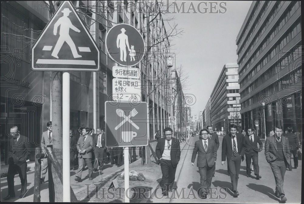 Press Photo Crossed Spoon Fork Sign Tokyo Japan Meaning No Vehicles At Lunchtime - Historic Images