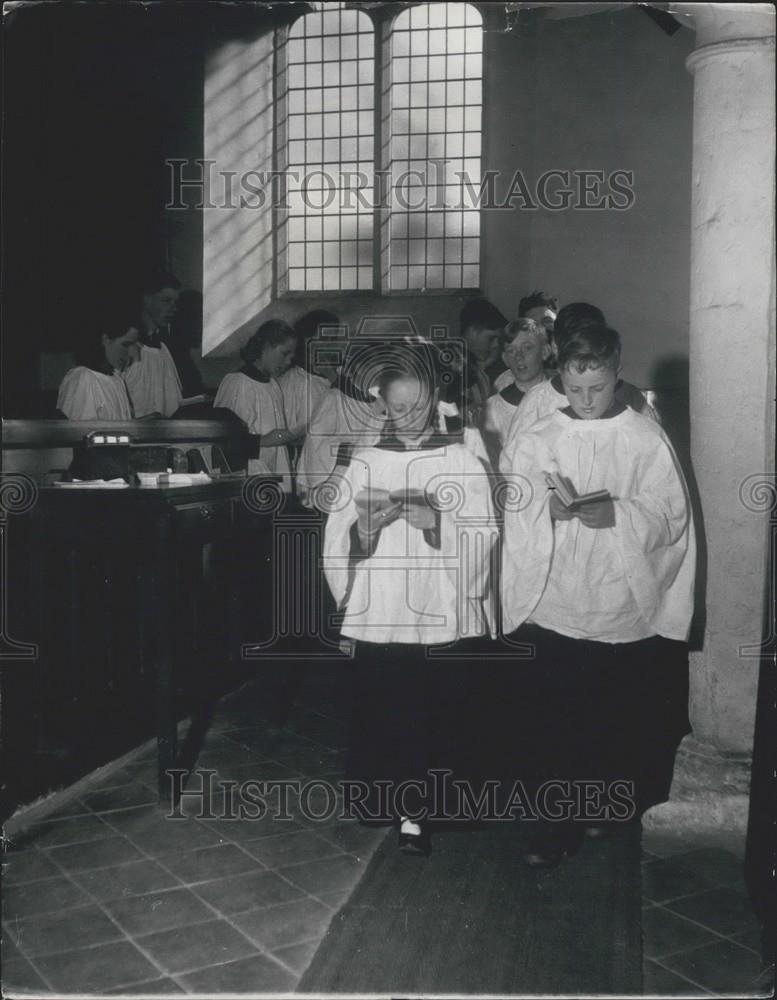 Press Photo Children Conduct their Own Church Service - Historic Images