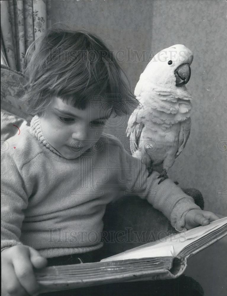Press Photo Seven year old Sally reading  with her Cockatoo bird - Historic Images