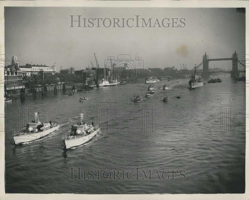 1955 Press Photo Royal Barge Containing President Francisco Lopes Escorted - Historic Images