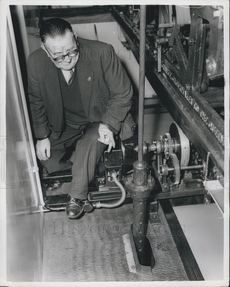 1959 Press Photo Arthur Lovering, Big Ben Clock Pendulum, London England - Historic Images