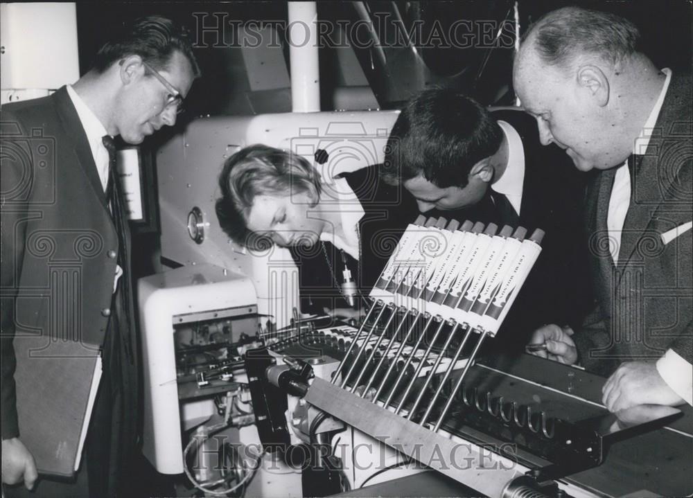 1963 Press Photo Cosmetic Ointment Packing Machine Exhibition Interpack - Historic Images