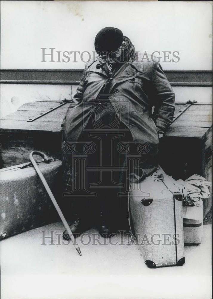 1970 Press Photo Everybody likes to travel but this Tramp seems to be differen - Historic Images