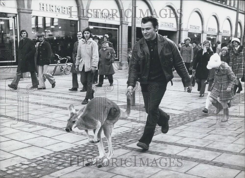 Press Photo Kangaroo &amp; Master Take Stroll Thru Munich - Historic Images