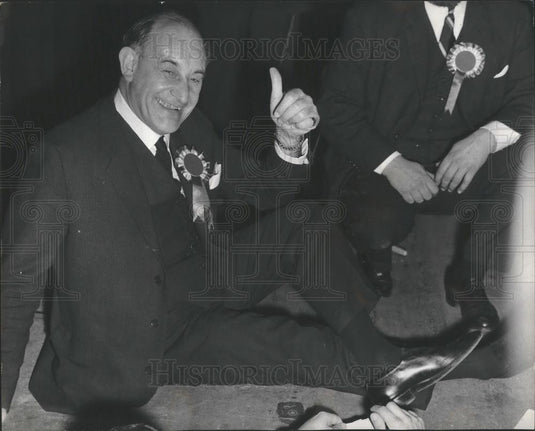 1966 Press Photo Labour's Patrick Gordon Walker Relaxes On The Floor - Historic Images