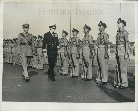 1955 Press Photo V Adm C.F.W. Norris At E Indies Station Inspecting Honor Guard - Historic Images