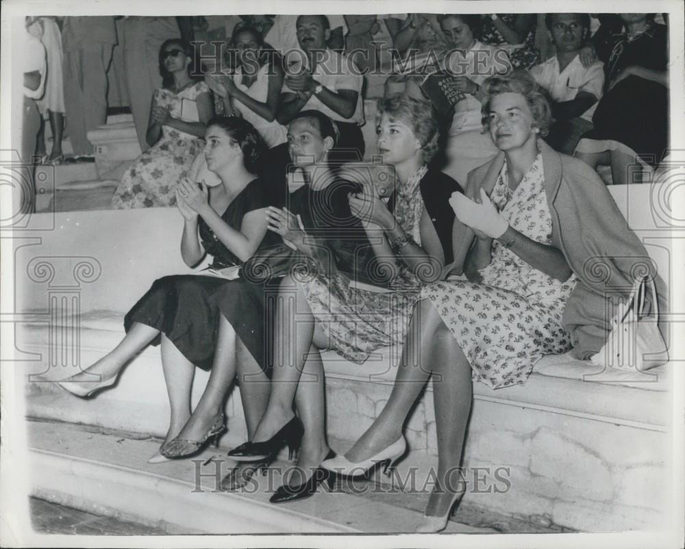 1958 Press Photo American And Greek Ladies - Watch Greek Drama in Athens - Historic Images