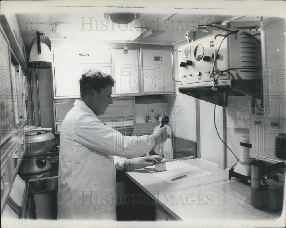 1963 Press Photo Petty officer Morris Checks &quot;Dreadnought&quot; at Sea For Radiation - Historic Images