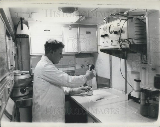 1963 Press Photo Petty officer Morris Checks "Dreadnought" at Sea For Radiation - Historic Images