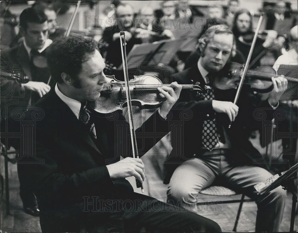 1972 Press Photo Violinist Erich Gruenberg Rehearses Royal Philharmonic Orchestr - Historic Images