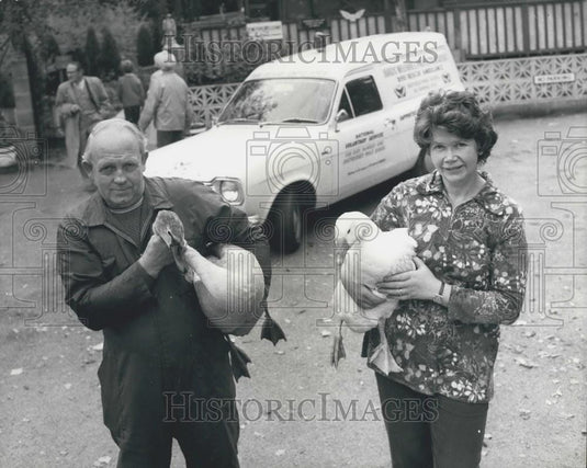 Press Photo Man And Woman Hold Duck And Goose - Historic Images
