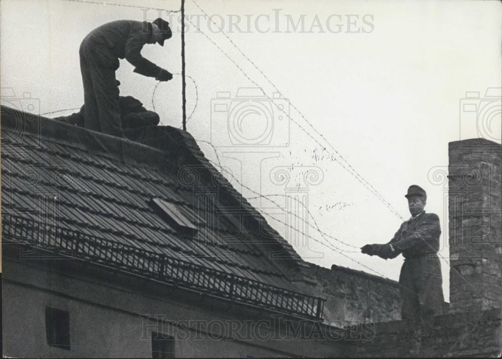 1961 Press Photo Barbed wire on the roofs in Berlin - Historic Images