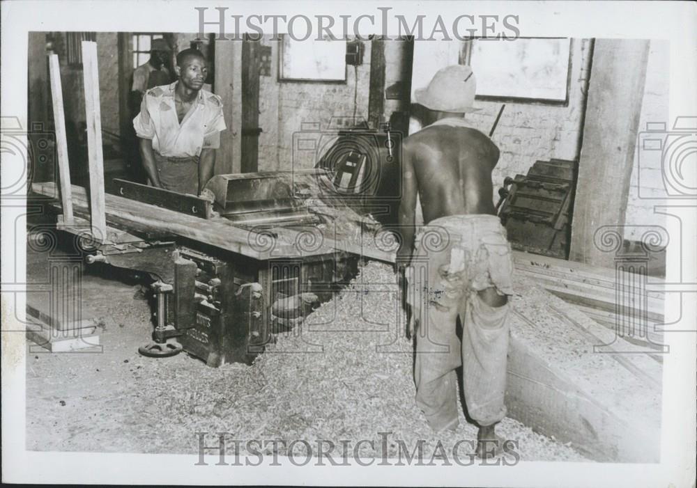 Press Photo Leopoldville: Carpentry Boury Congo Machine - Historic Images